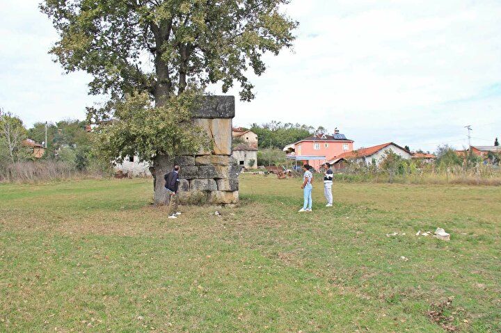 Köyün ortasındaki 2 bin yıllık lahde kazınmış cümleler görenleri şaşırtıyor 7