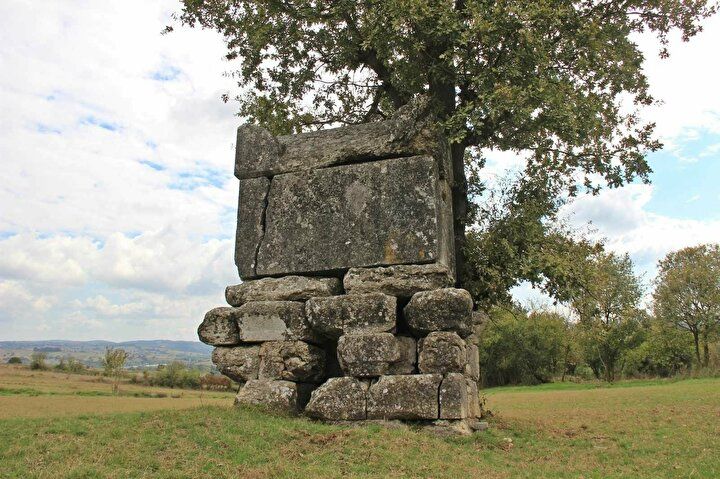 Köyün ortasındaki 2 bin yıllık lahde kazınmış cümleler görenleri şaşırtıyor 8