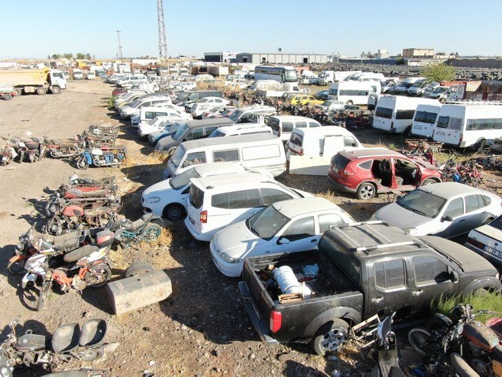 Otoparkta yatan servet! Toprağa gömülü halde bekliyorlar 1