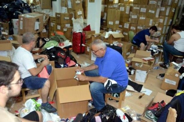 Bavul bavul indirdiler! Telefonlar 3'te 1 fiyatına satılıyor 3