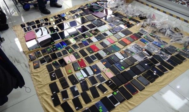 Bavul bavul indirdiler! Telefonlar 3'te 1 fiyatına satılıyor 2