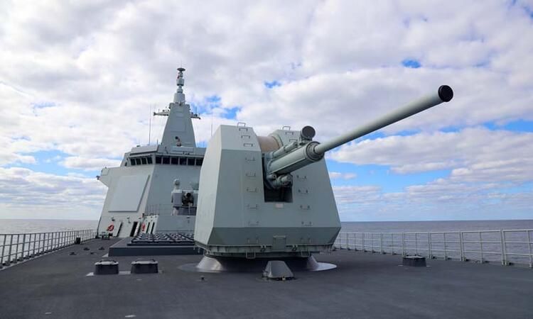 Savaş gemileri karşı karşıya geldi! Dikkat çeken detay... 8