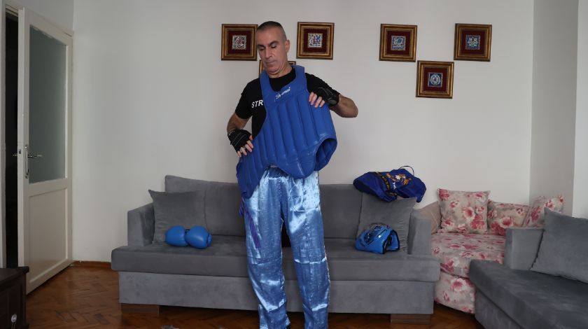 Ekmek parasını dayak yiyerek çıkarıyor 12