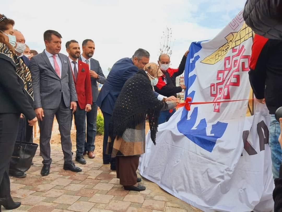 Kadirli Belediyesi tarafından şehit öğretmen parkı açıldı 6