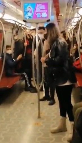 İstanbul metrosunda dehşete düşüren görüntü! Kadın yolcuya bıçak çekti 2