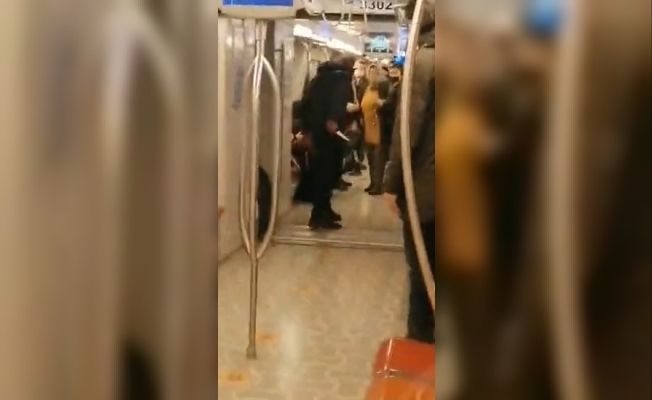 İstanbul metrosunda dehşete düşüren görüntü! Kadın yolcuya bıçak çekti 5