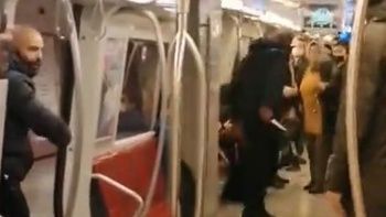 İstanbul metrosunda dehşete düşüren görüntü! Kadın yolcuya bıçak çekti 7