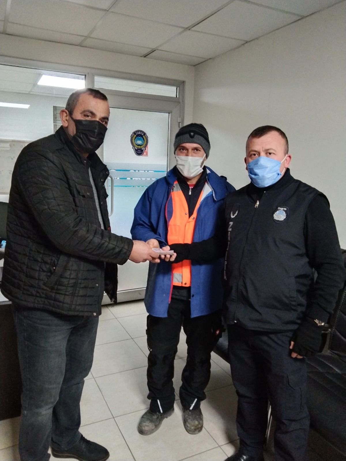 Çöpe atacaktı, poşetin ağırlığından şüphelenince... 1