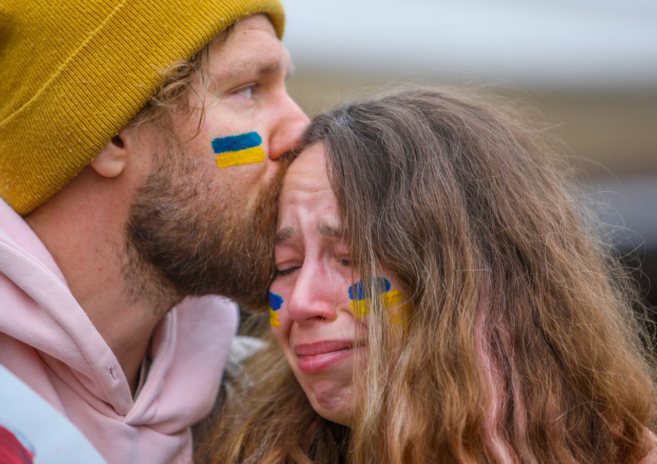 Ukraynalılar sokağa indi: Gözyaşlarına boğuldular 1
