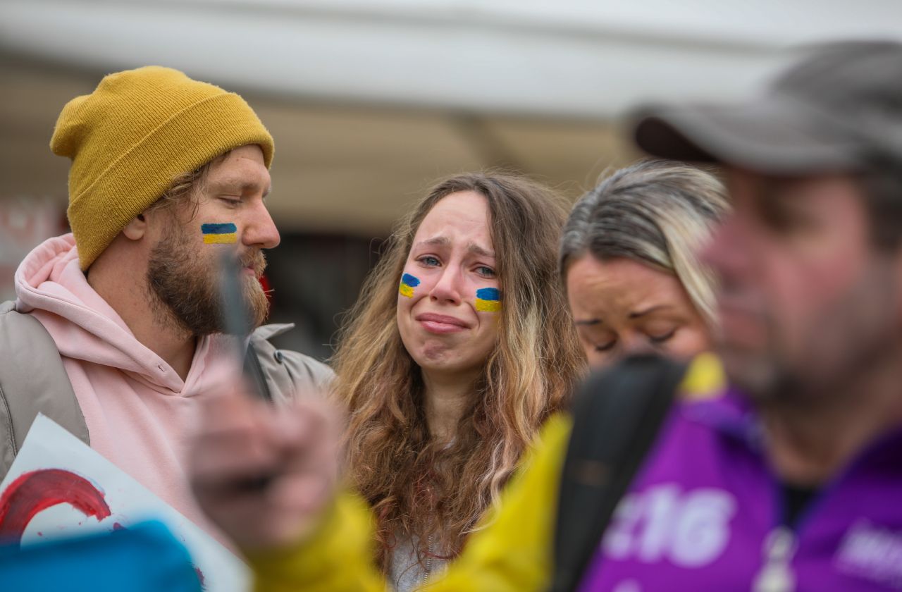 Ukraynalılar sokağa indi: Gözyaşlarına boğuldular 10