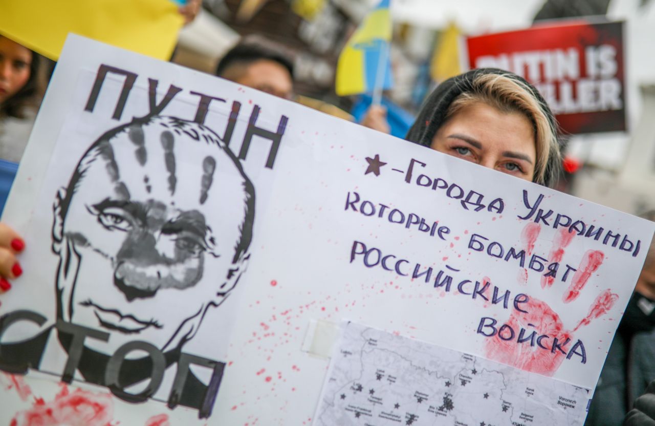 Ukraynalılar sokağa indi: Gözyaşlarına boğuldular 3