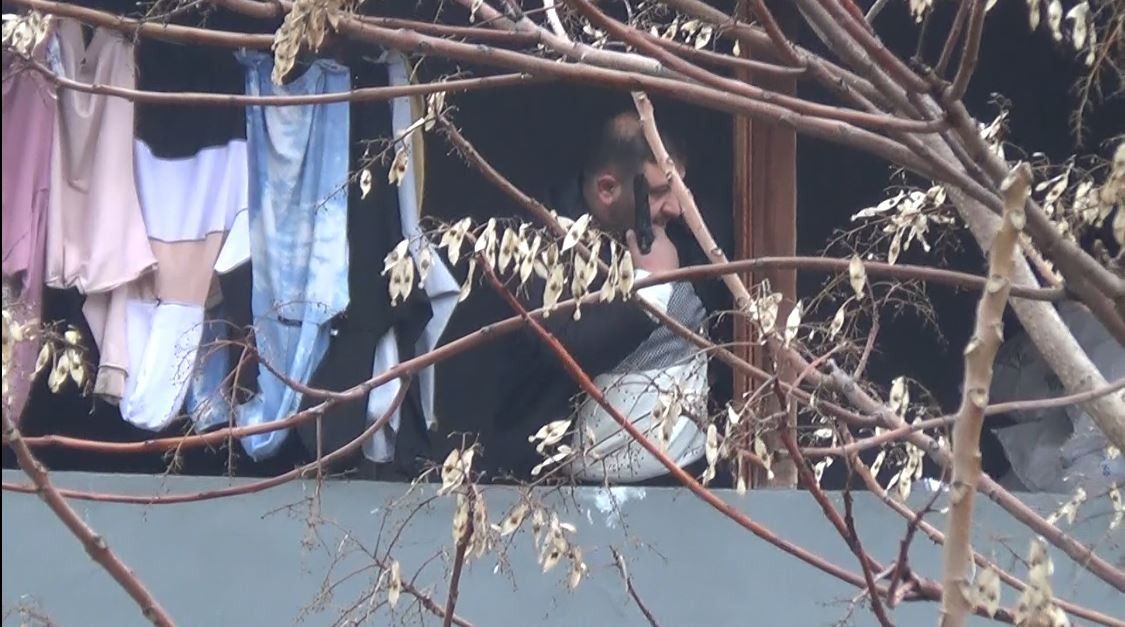 Keskin nişancı, dehşet saçan saldırganı uzaktan etkisiz hale getirdi 10