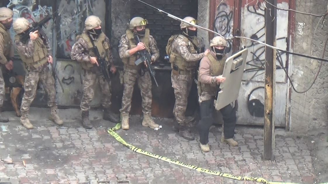 Keskin nişancı, dehşet saçan saldırganı uzaktan etkisiz hale getirdi 13