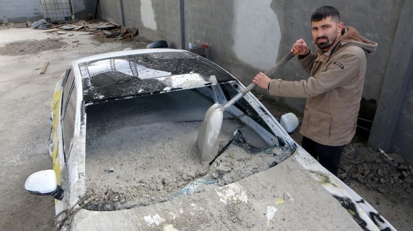700 bin TL'lik lüks arabaya beton döküp pert ettiler 1