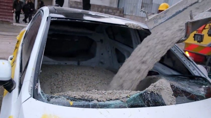 700 bin TL'lik lüks arabaya beton döküp pert ettiler 3