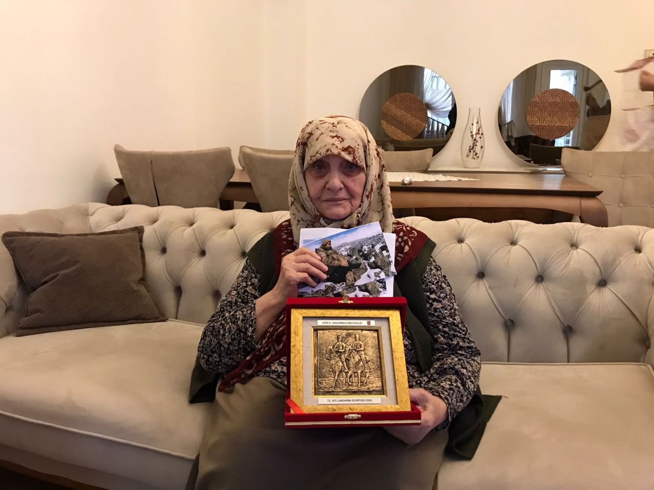 Jandarmadan askerlere çorap ören Melek teyzeye teşekkür 1