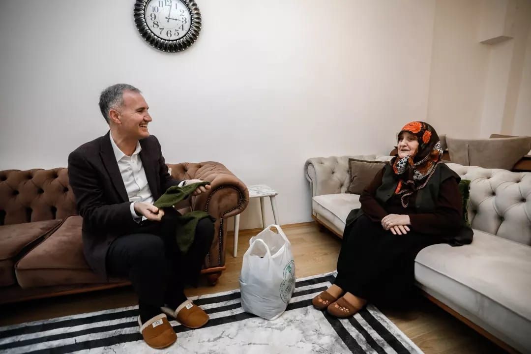 Jandarmadan askerlere çorap ören Melek teyzeye teşekkür 5