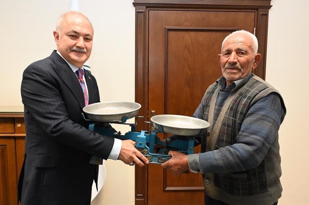 Belediye başkanı elini öperek özür diledi 1