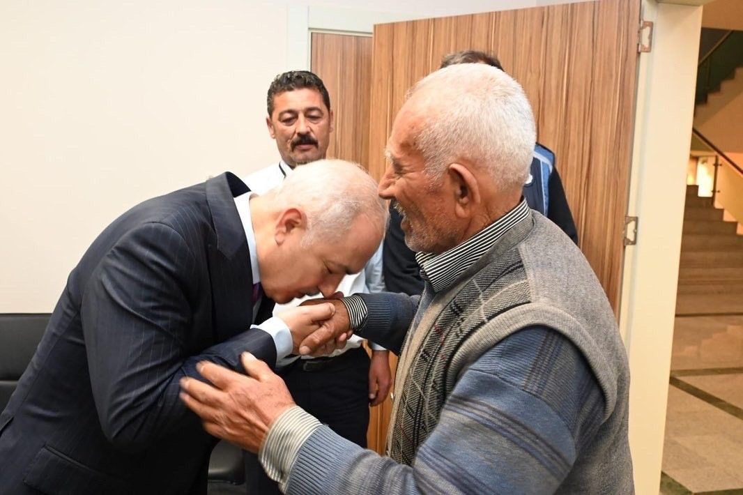 Belediye başkanı elini öperek özür diledi 3