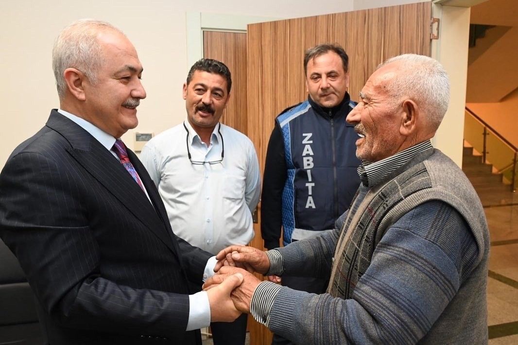 Belediye başkanı elini öperek özür diledi 4