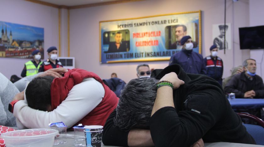 Jandarmayı gören masanın altına girdi 1