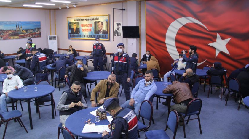 Jandarmayı gören masanın altına girdi 3