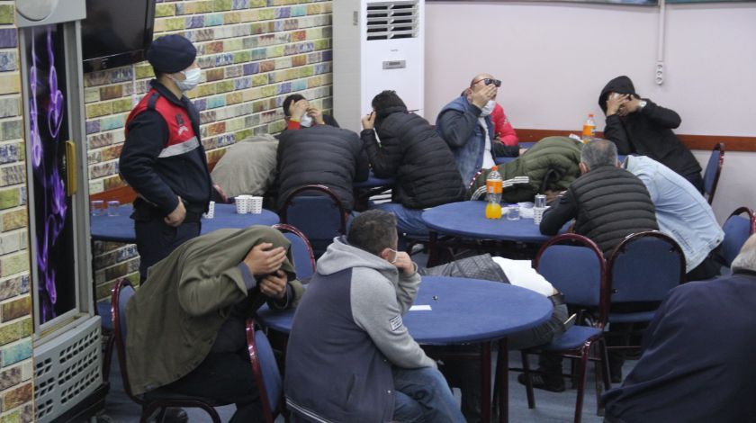 Jandarmayı gören masanın altına girdi 4