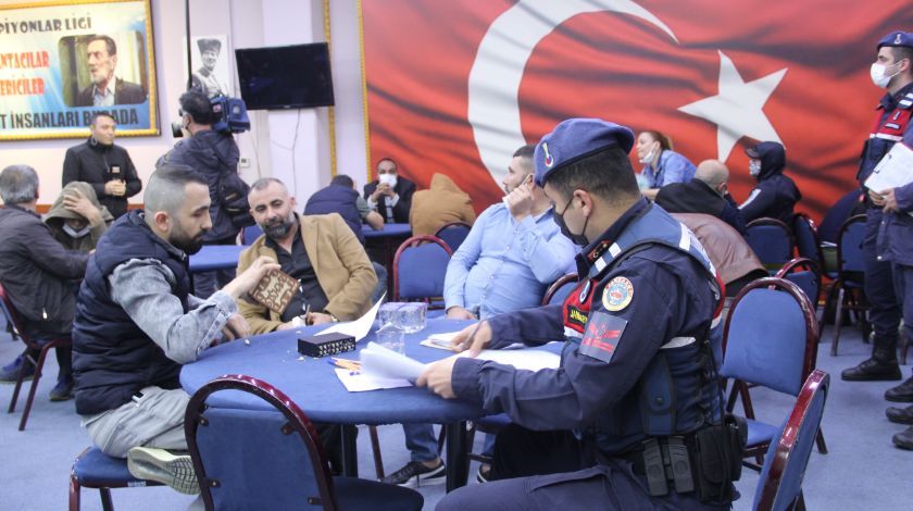 Jandarmayı gören masanın altına girdi 5