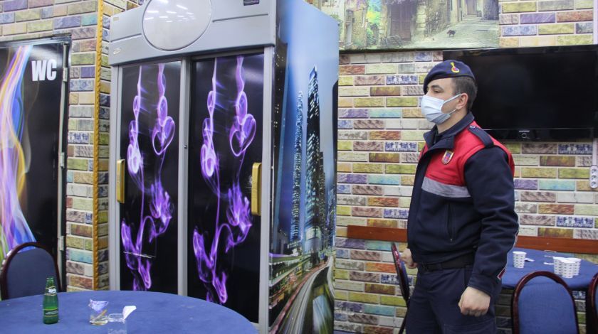 Jandarmayı gören masanın altına girdi 7