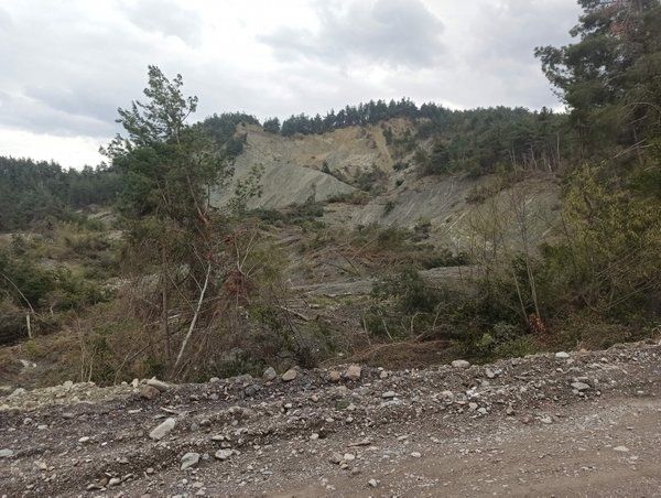 Dağ yerinden kaydı! Akılalmaz görüntü... 3