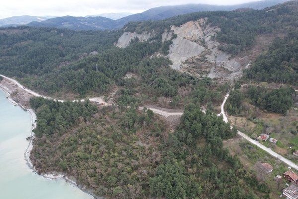 Dağ yerinden kaydı! Akılalmaz görüntü... 2
