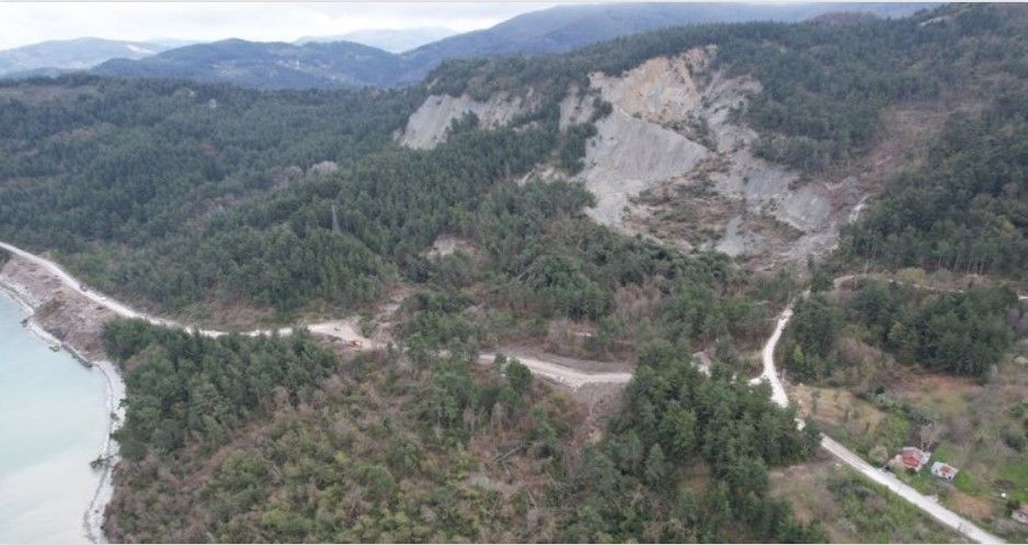 Dağ yerinden kaydı! Akılalmaz görüntü... 1