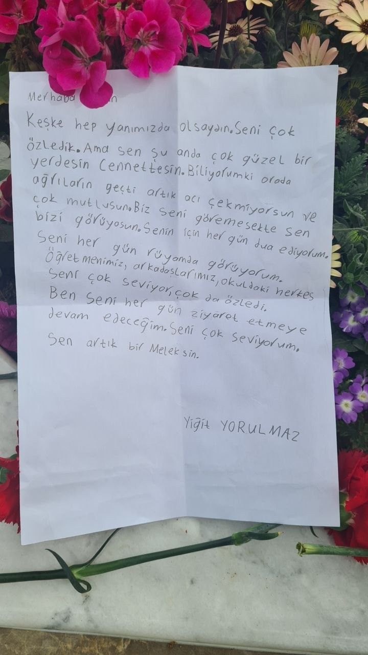 Köpekten kaçarken kamyonun altında kalan Mahra'nın mezarına arkadaşlarından duygulandıran mektup 1
