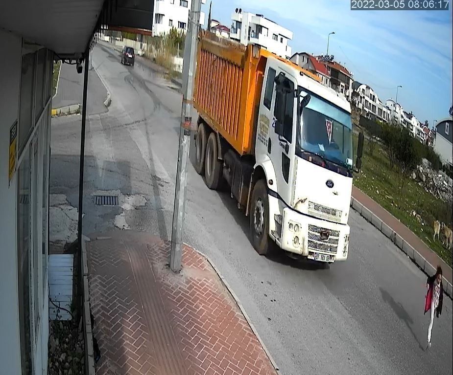 Köpekten kaçarken kamyonun altında kalan Mahra'nın mezarına arkadaşlarından duygulandıran mektup 5