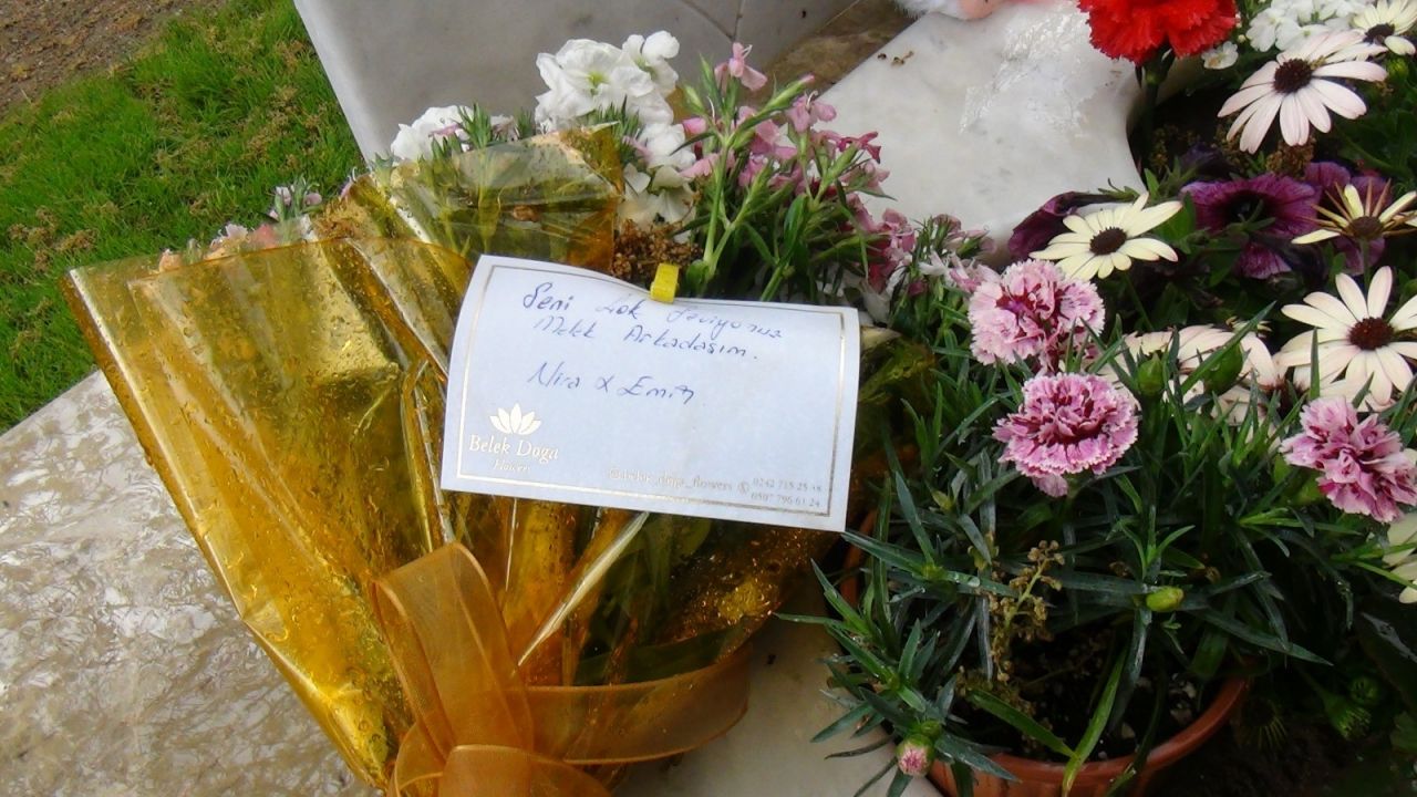 Köpekten kaçarken kamyonun altında kalan Mahra'nın mezarına arkadaşlarından duygulandıran mektup 10