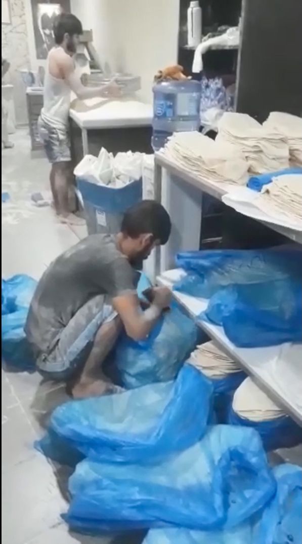 Fırında skandal görüntü! Yere dökülen unları toplayıp lavaş yaptı 7