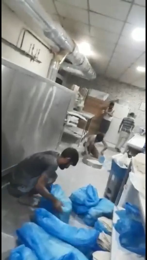 Fırında skandal görüntü! Yere dökülen unları toplayıp lavaş yaptı 1