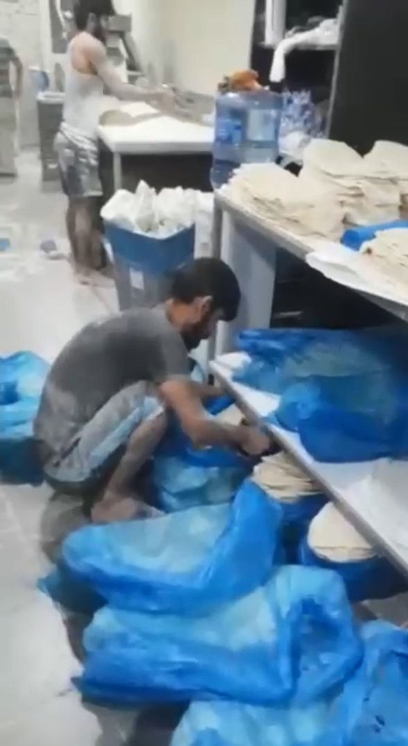 Fırında skandal görüntü! Yere dökülen unları toplayıp lavaş yaptı 5