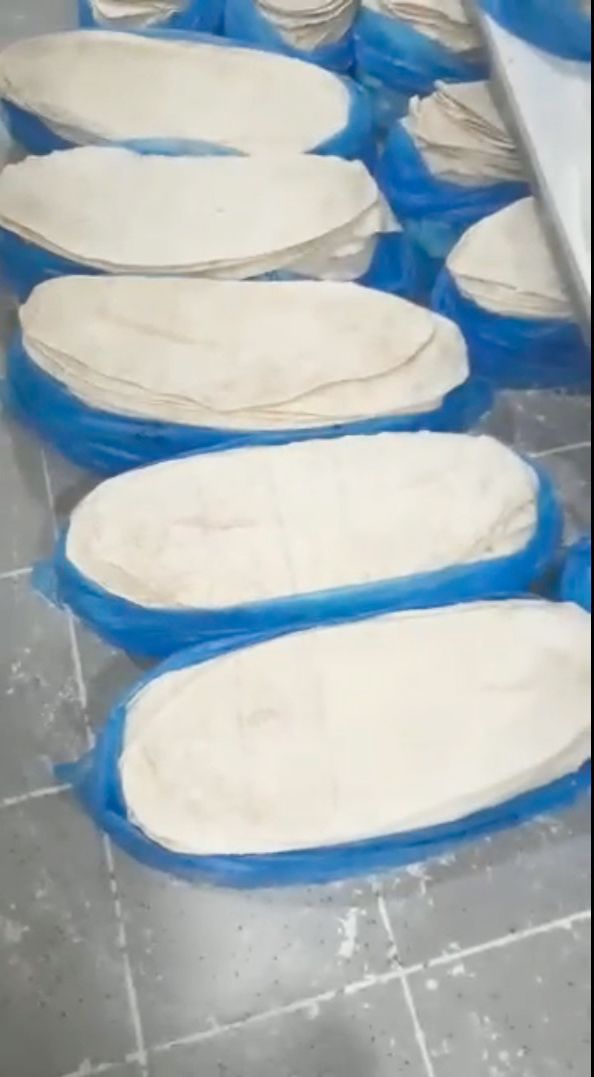 Fırında skandal görüntü! Yere dökülen unları toplayıp lavaş yaptı 8