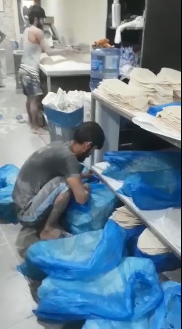 Fırında skandal görüntü! Yere dökülen unları toplayıp lavaş yaptı 6