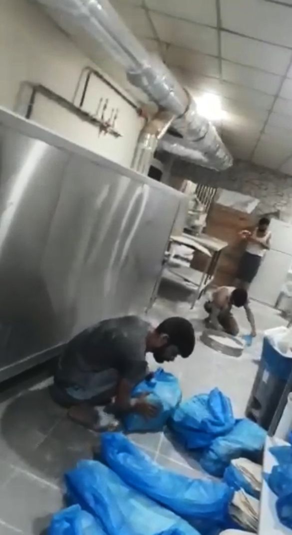 Fırında skandal görüntü! Yere dökülen unları toplayıp lavaş yaptı 2