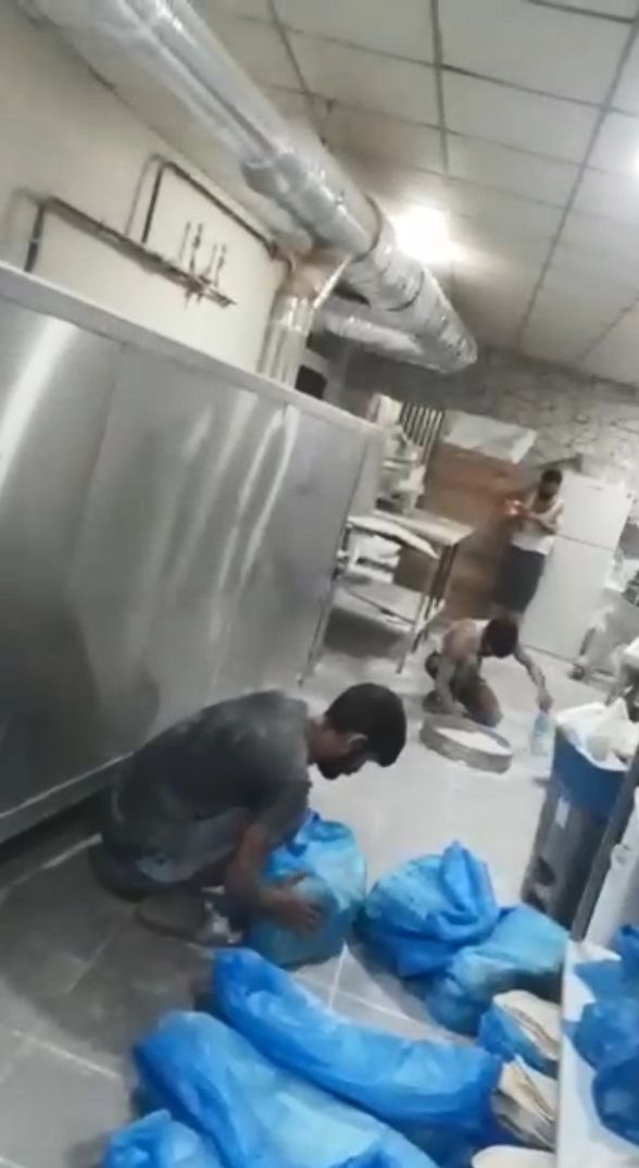 Fırında skandal görüntü! Yere dökülen unları toplayıp lavaş yaptı 4