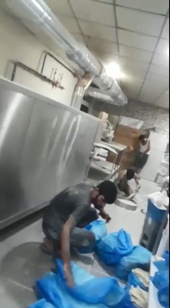 Fırında skandal görüntü! Yere dökülen unları toplayıp lavaş yaptı 3