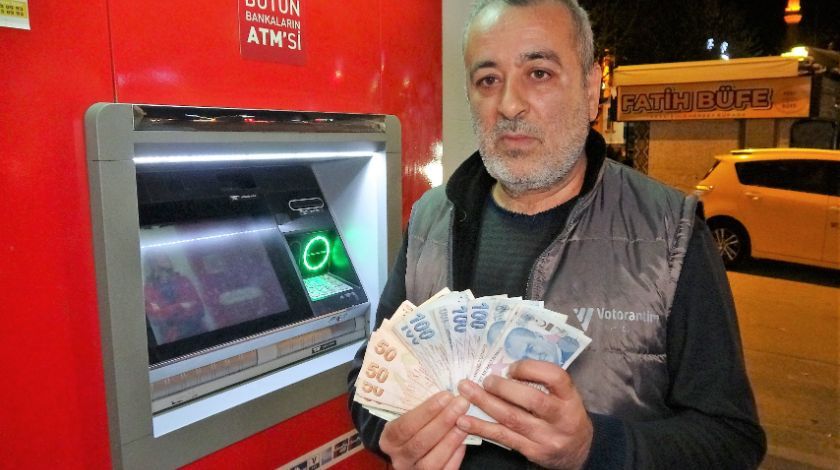 ATM'nin haznesinde para buldu, 'İnsanlık ölmemiş' dedirtti 1