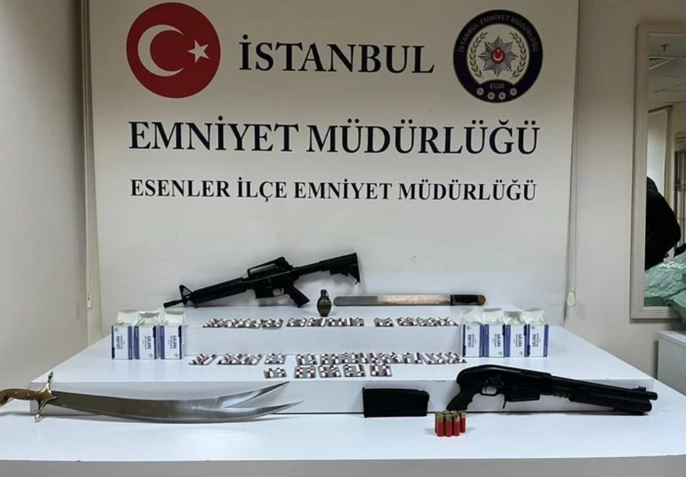 İstanbul’un Hanımağa’sı M16 Amerikan savaş tüfeği, el bombası ve kılıçla yakalandı! 3