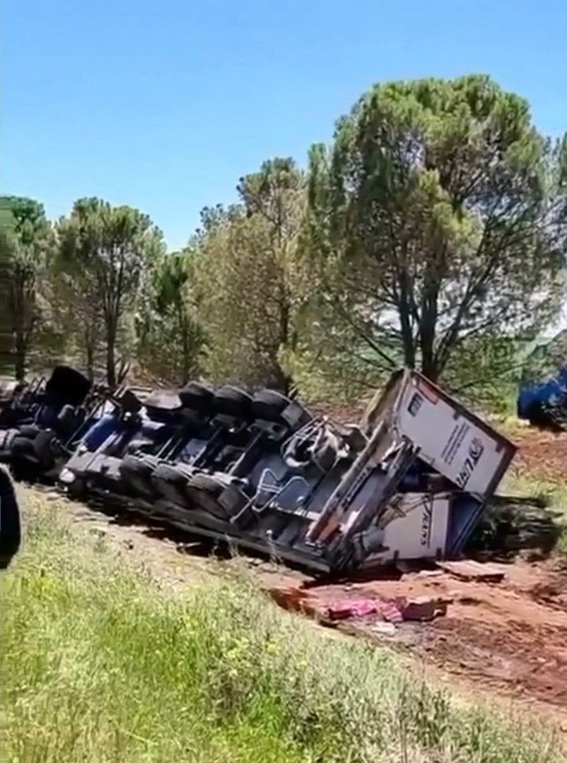 Devrilen tırdaki bayram şekerleri ile çikolatalar yağmalandı 6