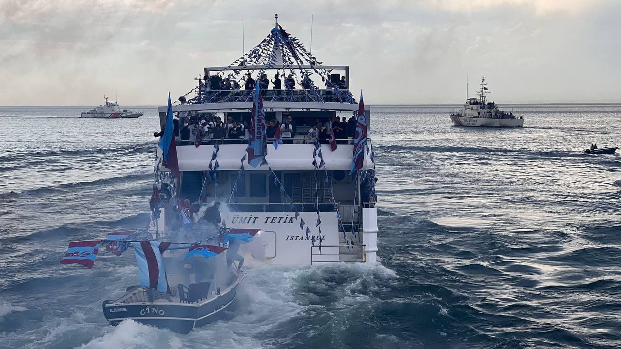 Trabzonspor'da şampiyonluk kutlamaları denizden başladı 2