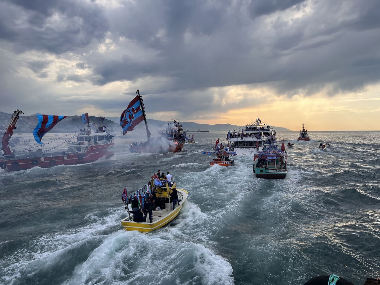 Trabzonspor'da şampiyonluk kutlamaları denizden başladı 15