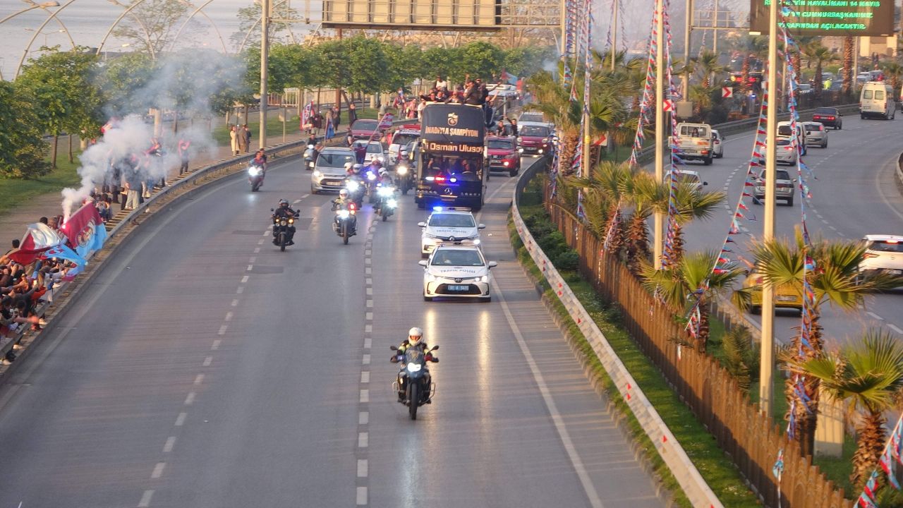 Trabzonspor kafilesi şampiyonluk kutlamaları için üstü açık otobüsle stada gitti 2