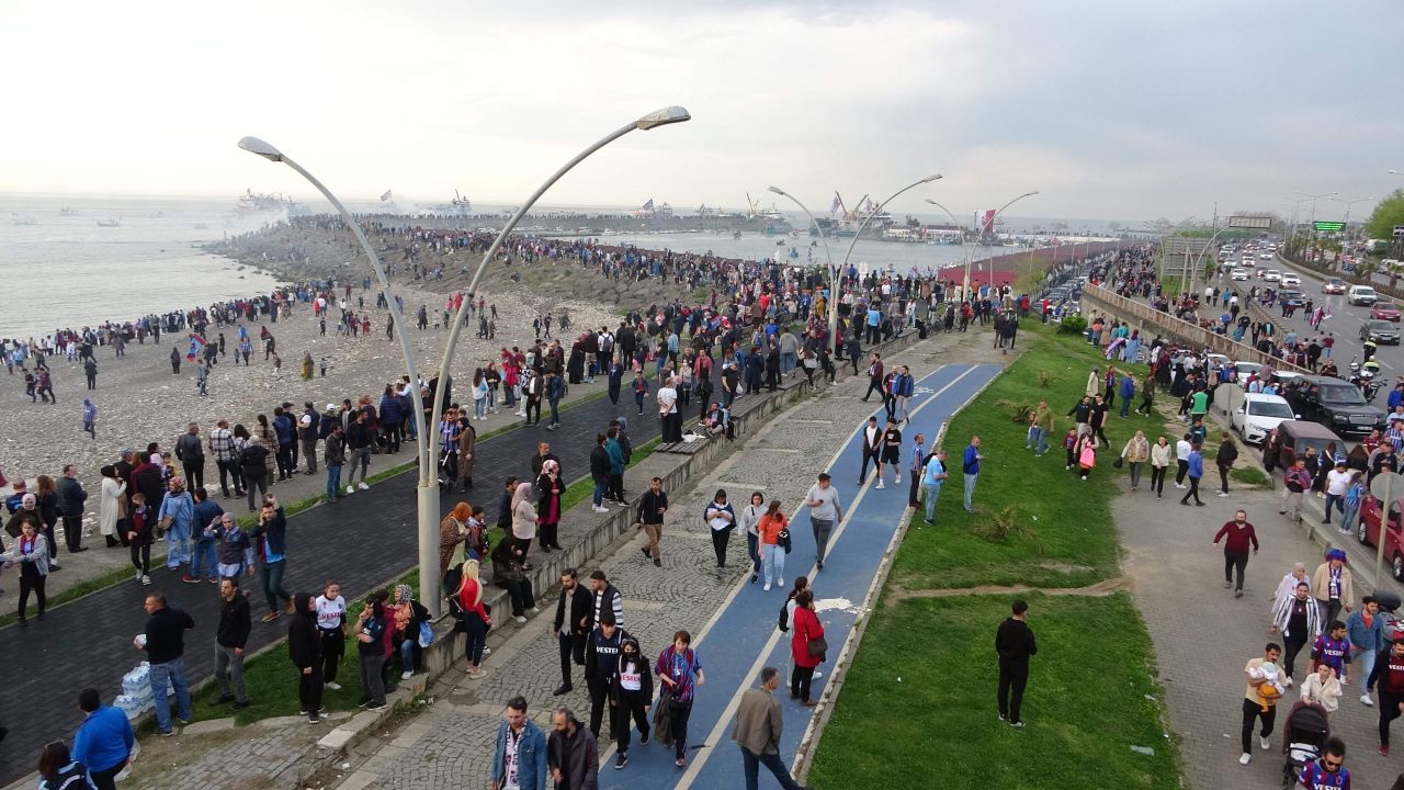 Trabzonspor kafilesi şampiyonluk kutlamaları için üstü açık otobüsle stada gitti 4